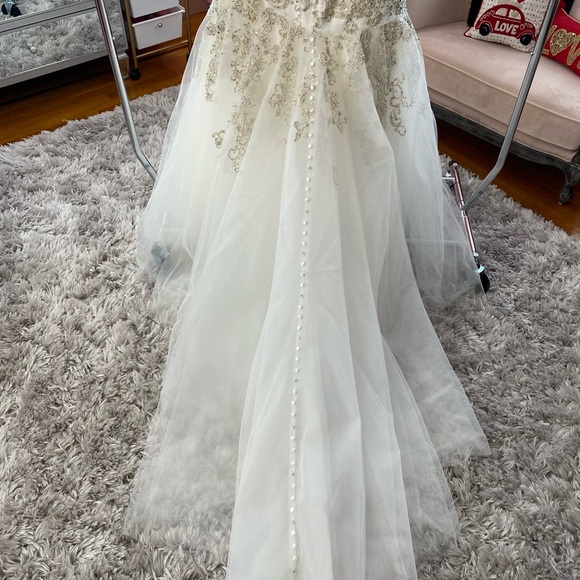 Allure Bridals 9300 wedding dress in ivory/silver - Picture 7 of 16